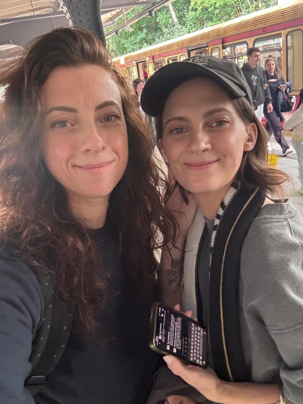 Selfie van twee vriendinnen op een treinperron in Berlijn