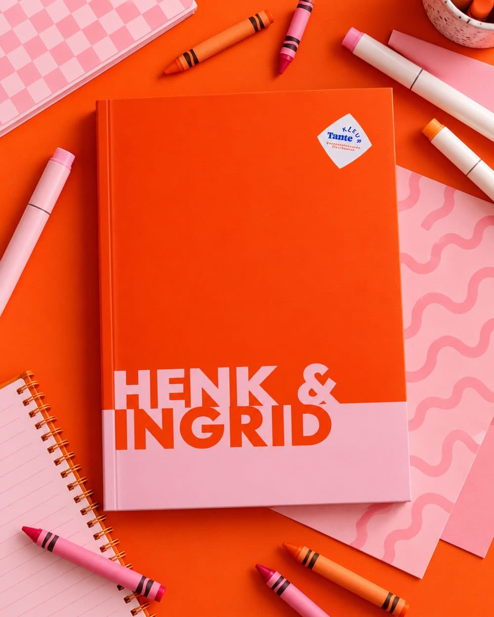 Oranje kleurboek Henk & Ingrid tussen kleurpotloden