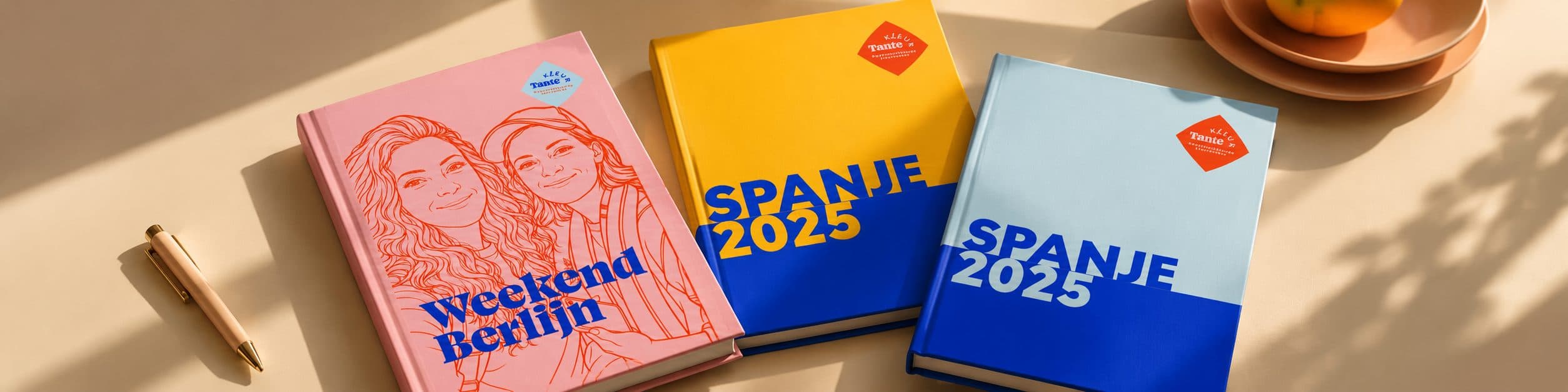 Drie Tante Kleur-kleurboeken op een zonnige tafel