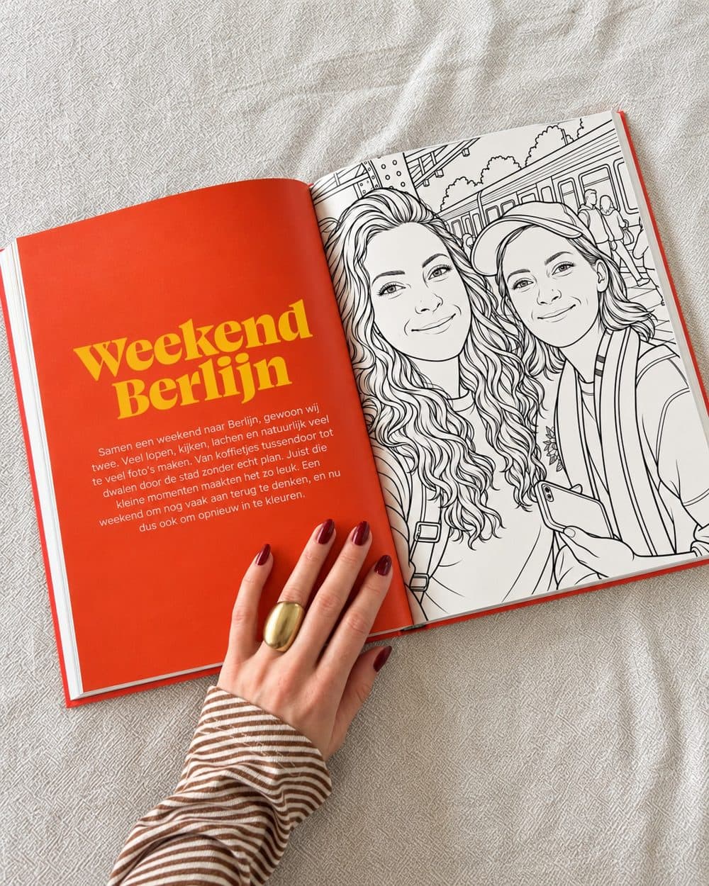 Opengeslagen Tante Kleur-kleurboek met een tekstpagina 'Weekend Berlijn' en een kleurplaat van twee vriendinnen
