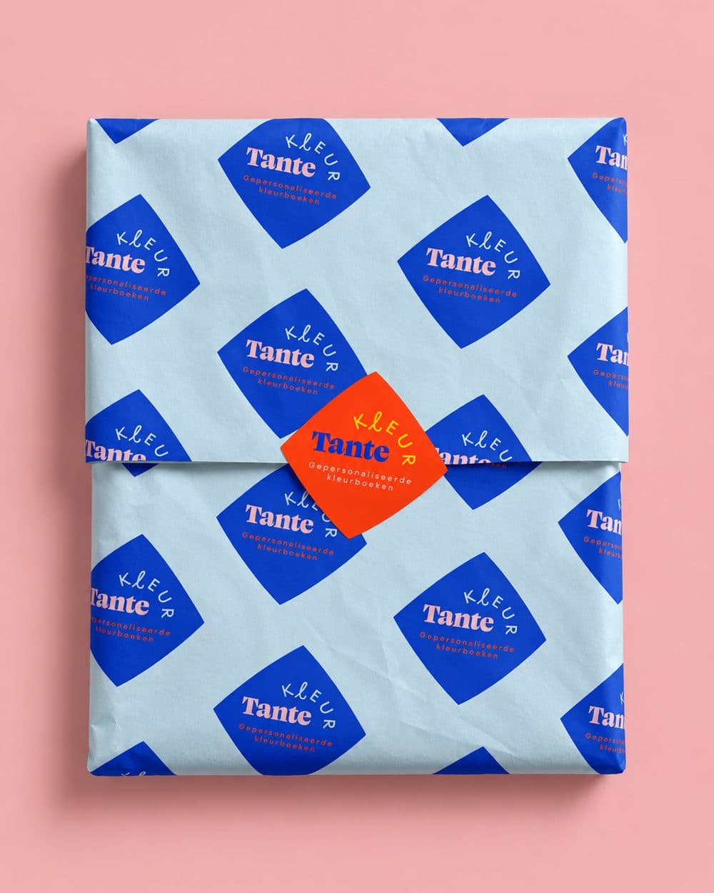 Boek ingepakt in Tante Kleur-cadeaupapier